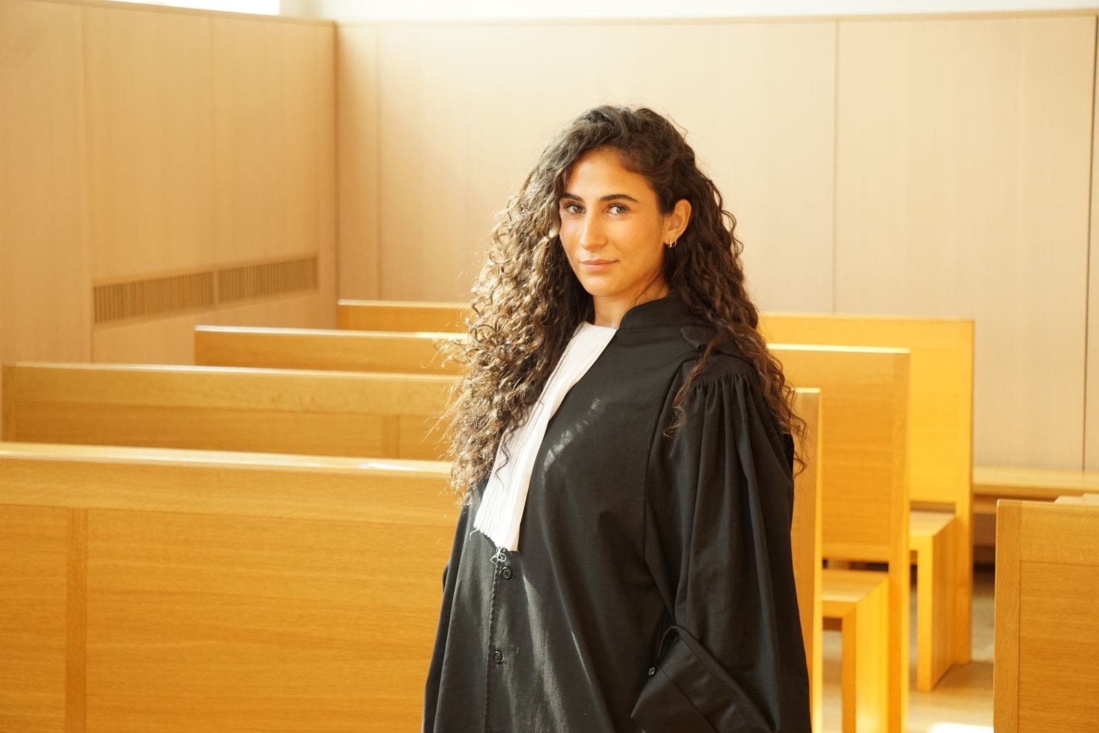 Mariam Kakulya en robe d'avocat, debout dans une salle d'audience